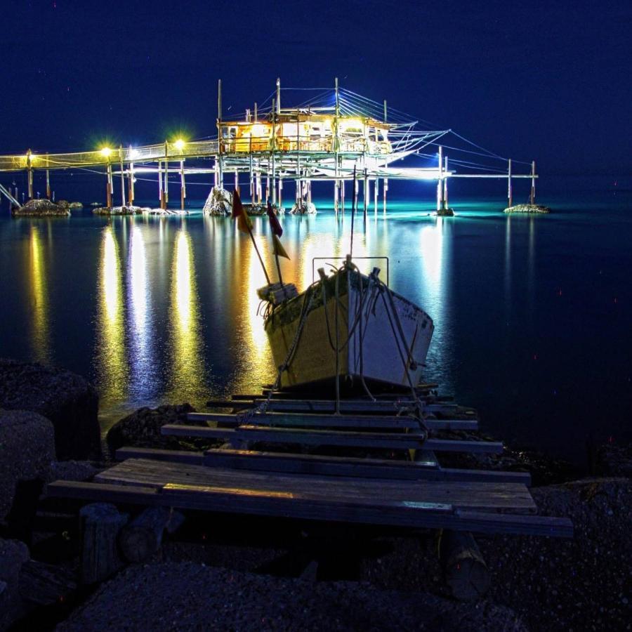 Couette-café Al Faro Bianco E Con Parcheggio Vasto