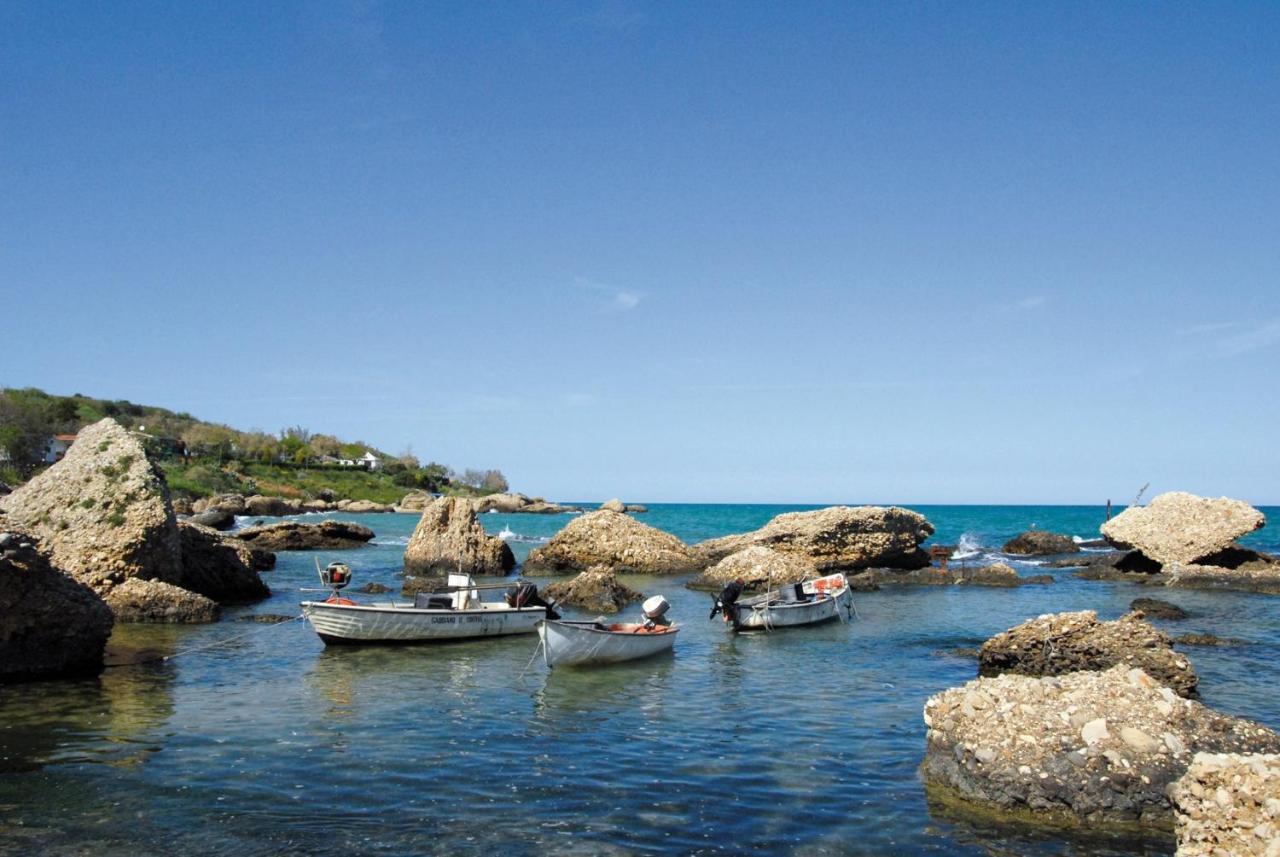 Al Faro Bianco E Con Parcheggio Bed & Breakfast