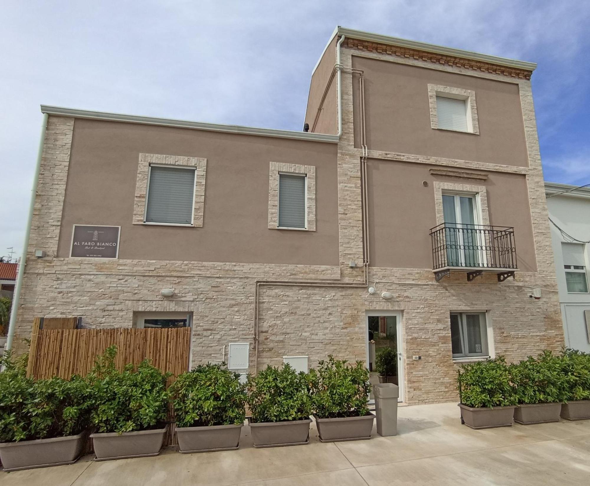 Al Faro Bianco E Con Parcheggio Bed & Breakfast *
