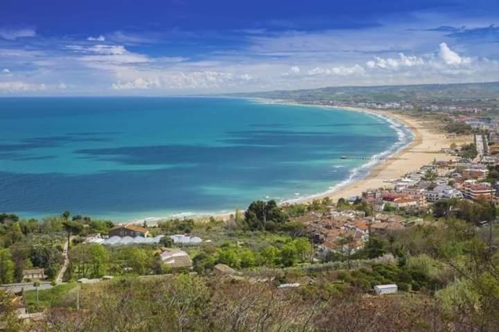 Al Faro Bianco E Con Parcheggio Vasto